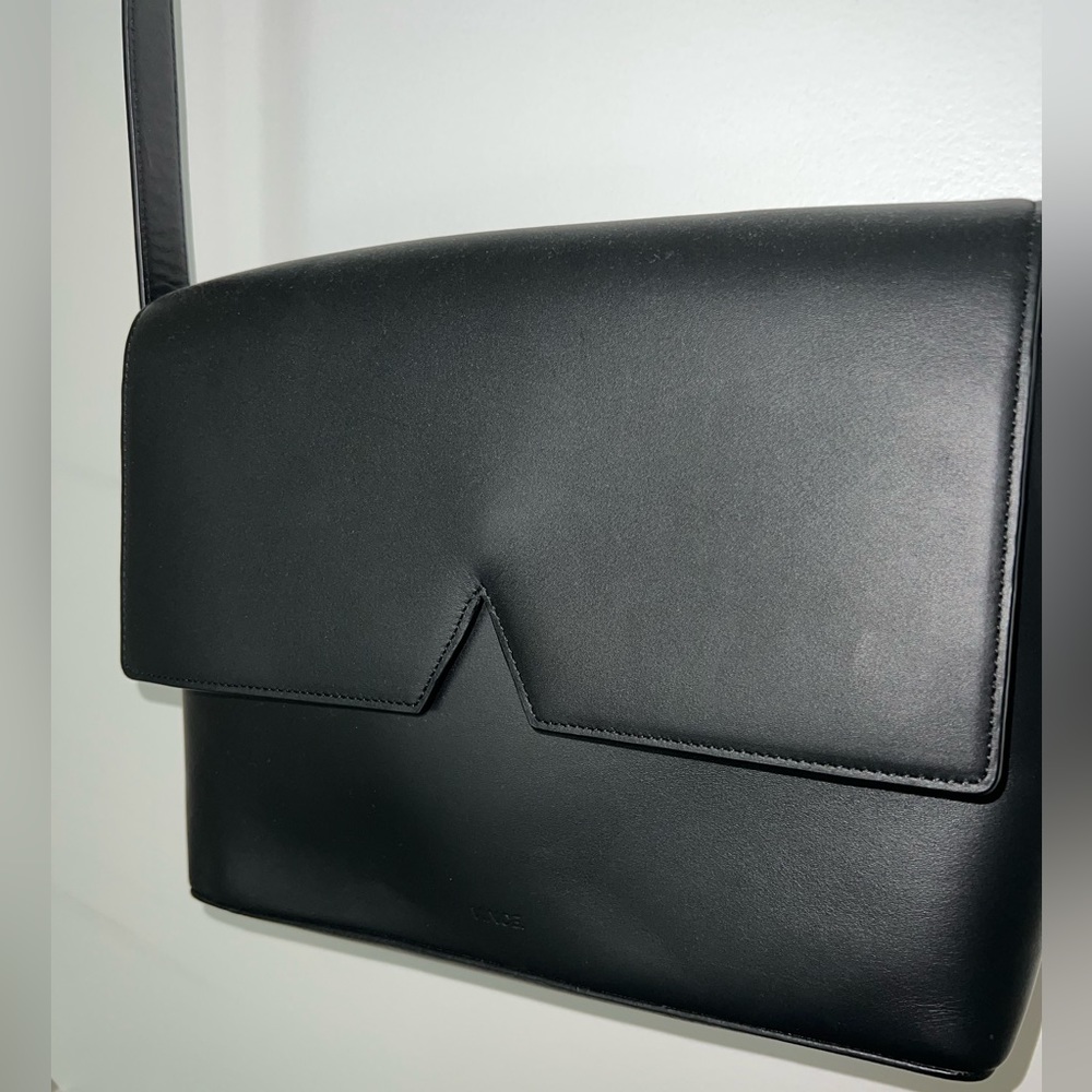 Vince shoulder purse. Black leather. New. Duster bag included.